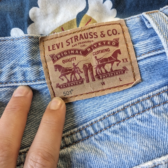 Levi's 501 Distressed Light Wash Cropped Jean High Waisted - Picture 3 of 13